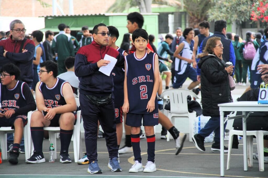 Con gran entusiasmo, el Colegio Parroquial Santa Rosa de Lima dio inicio a los Juegos Deportivos de la AIEC, una jornada llena de energía, compañerismo y espíritu deportivo. 🏃‍♀️⚽🏀